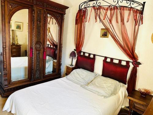 une chambre avec un lit et un grand miroir dans l'établissement Charming village house, à Cambia