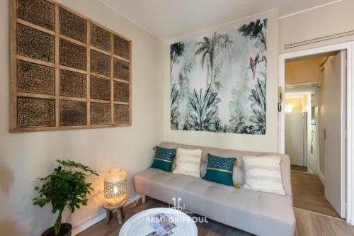 un salon avec un canapé et un tableau au mur dans l'établissement Emeraude Cozy Nest 3 Heart of Historic District 2 guests, à Honfleur