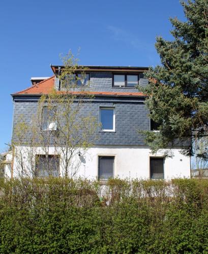 an old building with a roof on top of it at Ferienwohnungen Berner in Droyßig