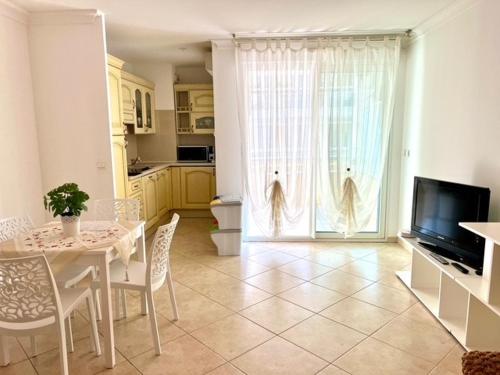 Very bright T2 near beach