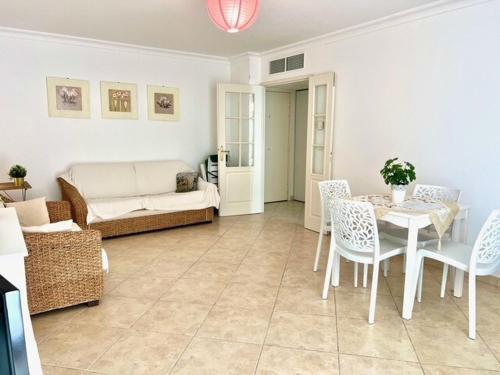 un salon avec une table et des chaises dans l'établissement Very bright T2 near beach, à Cannes