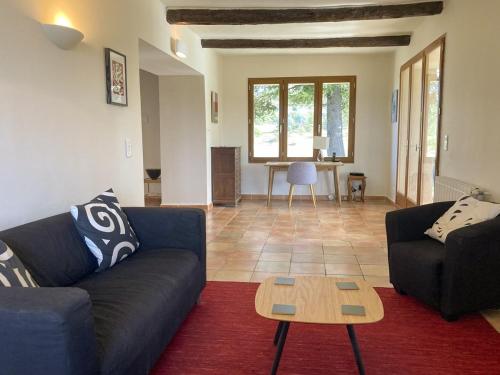 Photo de la galerie de l'établissement La Chapelle St Alban, villa 13 personnes, piscine privée et terrain de tennis, à Niozelles