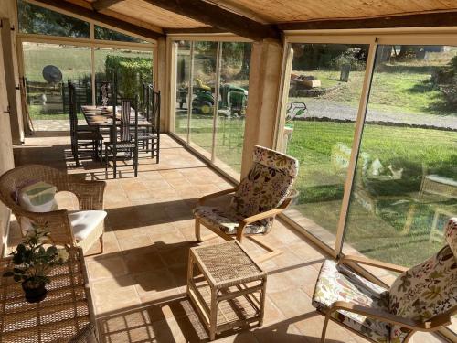 Photo de la galerie de l'établissement La Chapelle St Alban, villa 13 personnes, piscine privée et terrain de tennis, à Niozelles