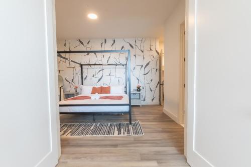 Postel nebo postele na pokoji v ubytování Rosy Retreat with NYC Views by the train, Free Parking, 3 beds, 20 Percent OFF 7 days