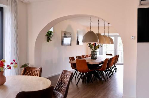 a dining room with a table and chairs at Vakantiewoning De Stoep in Appeltern
