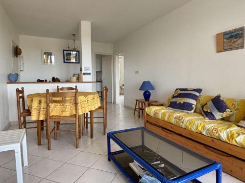 un salon avec un canapé et une table dans l'établissement Appartement 3 pièces, 6 personnes, vue montagne, à 500m de la mer, parking, animaux admis - FR-1-225-780, à Argelès-sur-Mer