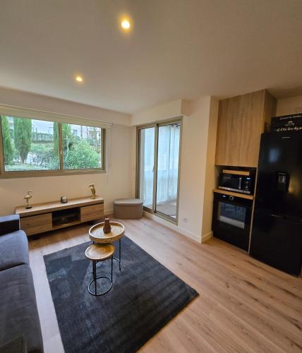 un salon avec un canapé et une table dans l'établissement Le Cigalon, à Mougins