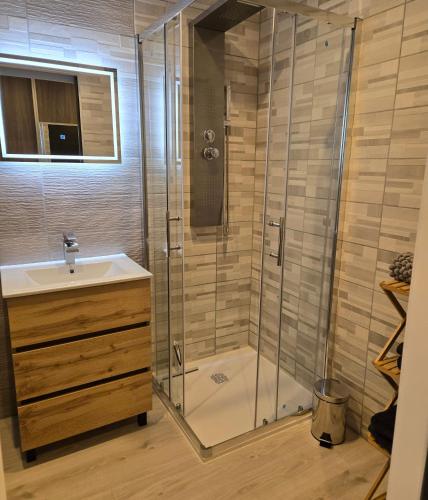 une salle de bain avec douche et lavabo dans l'établissement Le Cigalon, à Mougins