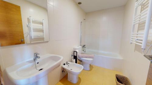 un bagno bianco con lavandino e WC di Casa Principe C-Murcia Holiday Rentals Property a Roldán