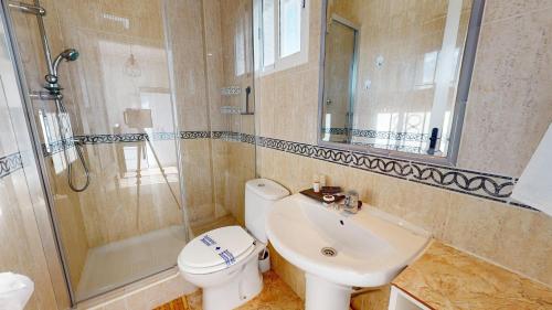 une salle de bain avec toilettes, lavabo et douche dans l'établissement Villa Pinos - A Murcia Holiday Rentals Property, à Sucina