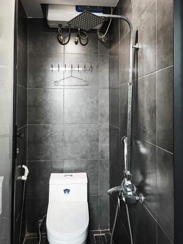a bathroom with a toilet and a shower at Kayla Homestay - Villa Long An in Ba Vì