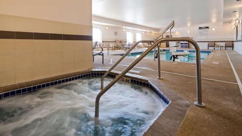 a jacuzzi tub in a swimming pool at Best Western Plus Lincoln Inn & Suites in Lincoln