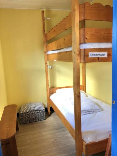 une chambre avec deux lits superposés dans une pièce dans l'établissement villa soulacaise dans un quartier calme, à Soulac-sur-Mer