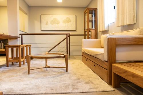 a living room with a bed and a table at Pousada K in Pirenópolis