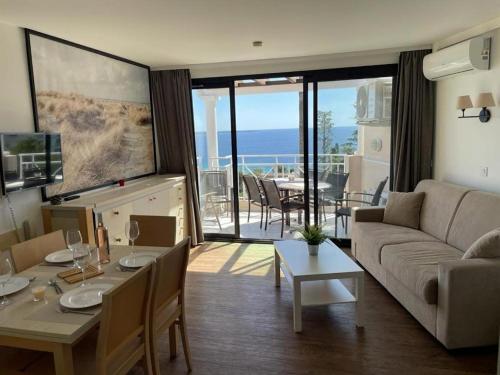 Stunning condo with SEA VIEW Balcony & SWIMMING POOL