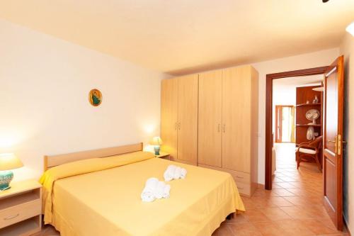 a bedroom with a bed with two towels on it at Taverna Perla Marina 4 in San Teodoro