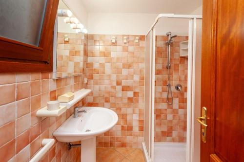 a bathroom with a sink and a shower at Taverna Perla Marina 4 in San Teodoro