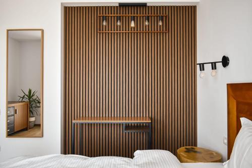 ein Schlafzimmer mit einem Bett und einem Spiegel in der Unterkunft Stone Apartment with sauna Sinaia in Sinaia