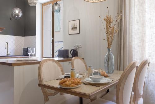 - une table avec des chaises et une table avec de la nourriture dans l'établissement 