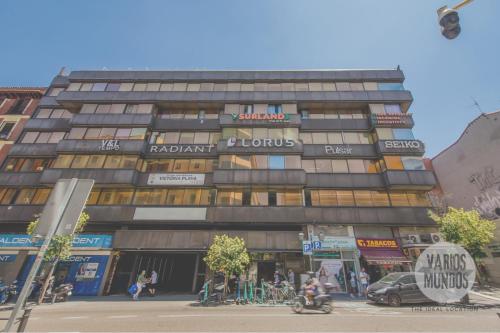 um edifício alto numa rua da cidade com pessoas na frente em Malasaña exclusiva para 4, ven a San Bernardo 20 E3 em Madrid