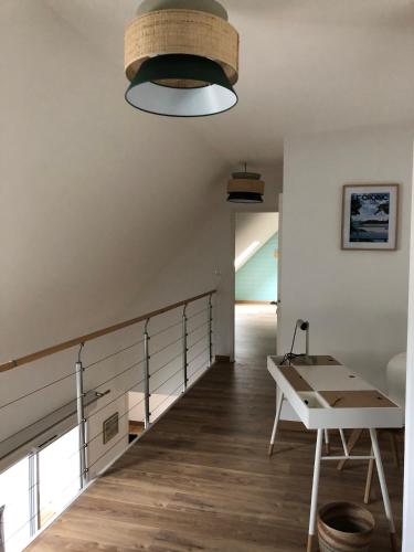 Cette chambre dispose d'un escalier avec une table et une lampe. dans l'établissement Magnifique duplex sur la Côte sauvage, à Batz-sur-Mer