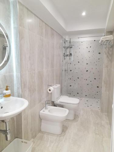 ein Badezimmer mit Toilette, Waschbecken und Dusche in der Unterkunft Mishel apartment Shkoder in Shkodra
