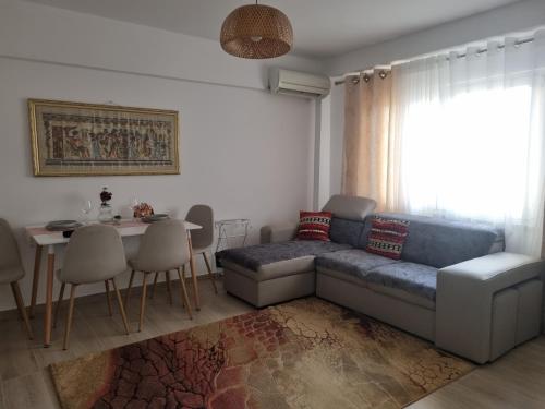 ein Wohnzimmer mit Sofa und Tisch in der Unterkunft Mishel apartment Shkoder in Shkodra