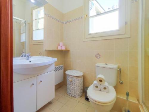 une salle de bain avec toilettes, lavabo et fenêtre dans l'établissement Grimaldi Centrale 3 Pers WiFi AC, à Nice