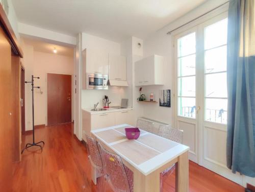 une cuisine avec une table avec un bol dessus dans l'établissement Grimaldi Centrale 3 Pers WiFi AC, à Nice