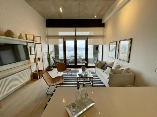 una sala de estar con un sofá y una mesa en HOM I Duplex en Mejor Vista de Valparaiso y Parking, en Valparaíso