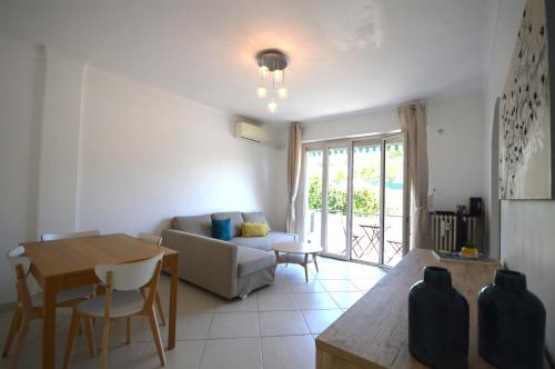 un salon avec un canapé et une table dans l'établissement 