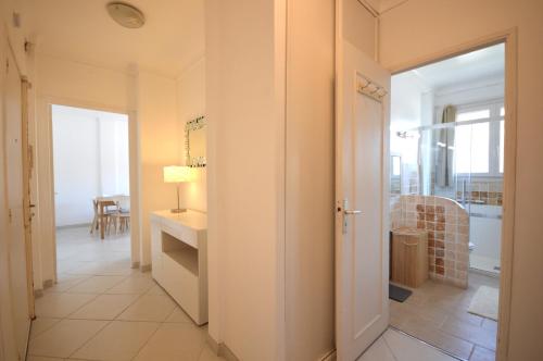 un couloir avec une porte menant à un salon dans l'établissement 