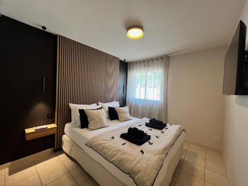 une chambre avec un grand lit avec deux serviettes dessus dans l'établissement Le St Barth - Clim - Accès mer direct - 2 chbre Parking, à La Ciotat