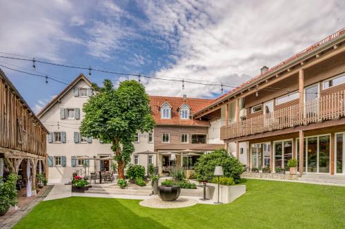 an exterior view of a building with a yard at Der Heindlhof in Neualbenreuth