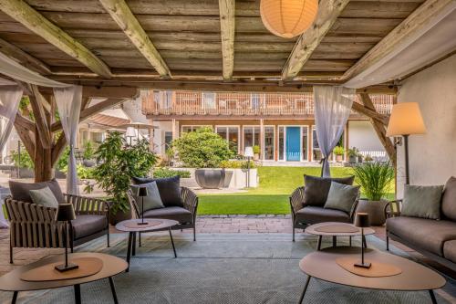 a living room with couches and tables at Der Heindlhof in Neualbenreuth
