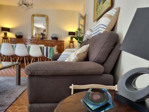 un salon avec un canapé et une table dans l'établissement La Maison du Soleil Provence, à Draguignan
