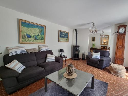 un salon avec un canapé et une table dans l'établissement La Maison du Soleil Provence, à Draguignan