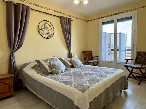 une chambre avec un lit et une grande fenêtre dans l'établissement Appartement 2 pièces cabine 6 couchages ARGELES SUR MER AR200-098, à Argelès-sur-Mer