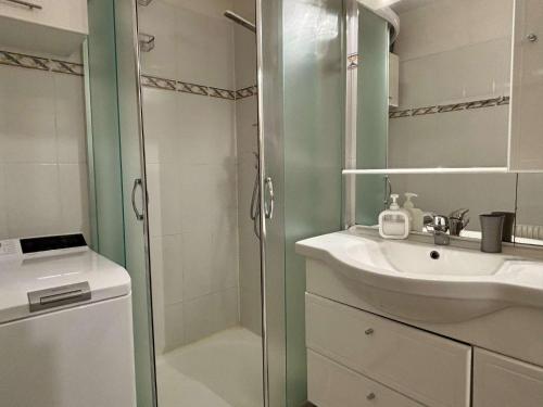 une salle de bain avec douche et lavabo dans l'établissement Appartement 2 pièces cabine 6 couchages ARGELES SUR MER AR200-098, à Argelès-sur-Mer