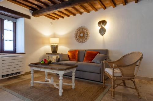 a living room with a couch and a table at Borgo Barigianino in Rosia