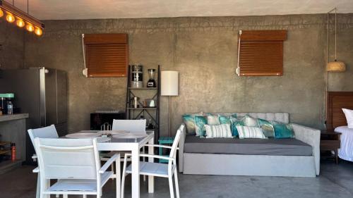 Posezení v ubytování BeachFront Bahía Turquesa Suite Jacuzzi