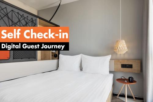 Postel nebo postele na pokoji v ubytování Stay KooooK Geneva City - Online Check In