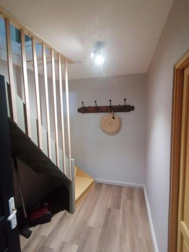 Cette chambre est dotée d'un escalier et de parquet. dans l'établissement Charmante maison, à Ardentes