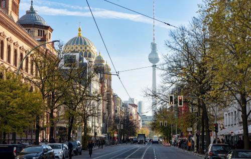una calle en una ciudad con cúpulas y un edificio en Homely Berlin - Spacious Flat Quiet, Friedrichstraße, River, en Berlín