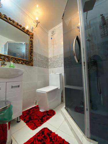 un bagno con doccia, WC e lavandino di Ak Orgo House a Karakol