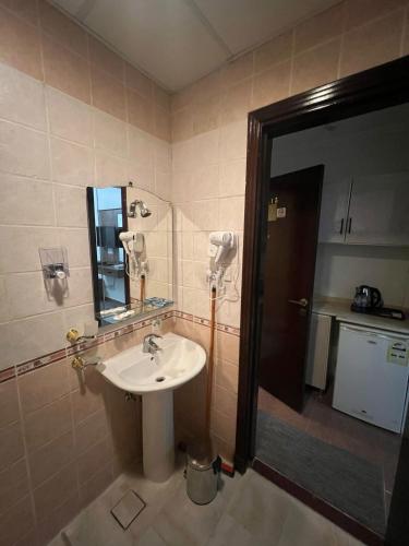 a bathroom with a sink and a mirror at فندق نجمة إسراء in Mecca