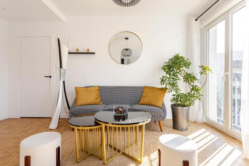 a living room with a couch and a table at L'appart le 19 , F3 proche centre vue cathédrale, 2 chambres in Clermont-Ferrand