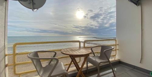 Quarteira Frente Praia II by HomeSlow Rentals