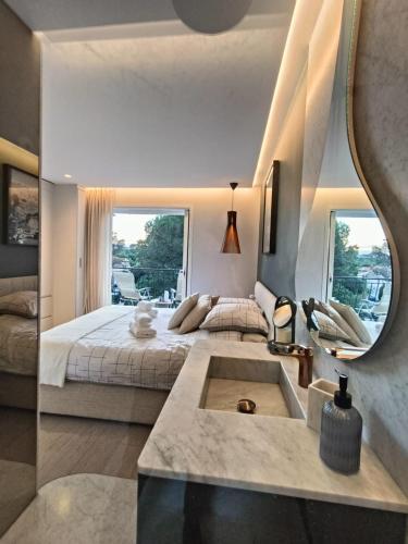 une chambre avec un grand lit et un lavabo dans l'établissement L'écrin d'Azur appartement 5 personnes à 5 minutes à pied de la mer, à Saint-Raphaël