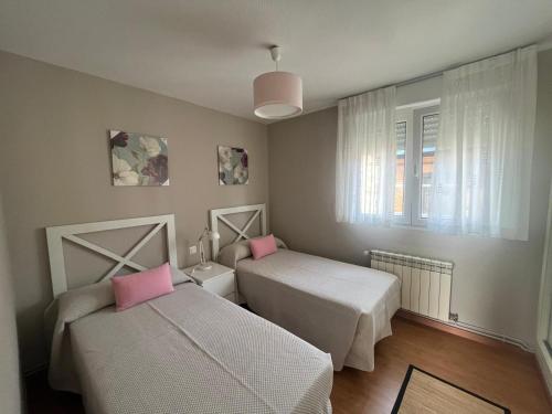 En eller flere senge i et værelse på Apartamento Velecio